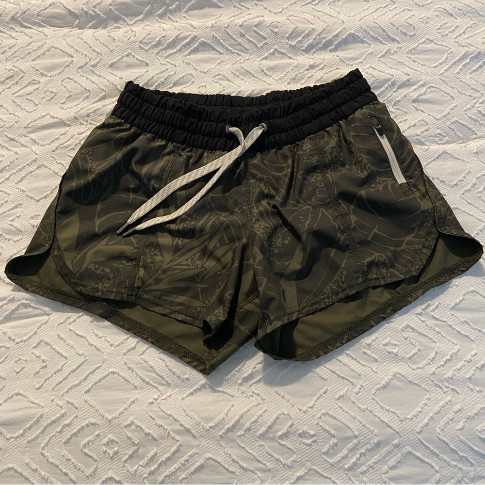 Vuori Tavi olive leaves pattern shorts women’s/ young girls size XS